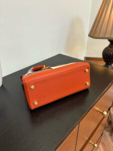 Kelly Colormatic. Authentic quality luxury bag crafted in genuine leather comes with authenticity card, dust bag and gift bag. Where Classic Kelly Meets Colourful Genius. Hand-crafted from ultra-smooth Swift leather and finished with radiant gold hardware, this exceptional limited-edition masterpiece brings a fresh, artistic twist to the iconic Kelly silhouette. Its cleverly designed front pocket opens wide with a single gusset for effortless access, while the rear flap pocket keeps your daily essentials—especially your most-used cards—right at your fingertips. The asymmetric yet perfectly balanced colour combination highlights the haute craftsmanship *rmès is celebrated for, turning every stitch into a statement. A collector’s dream and a style enthusiast’s delight, the Kelly Colormatic is sophistication with a spark—functional, vibrant, and unmistakably *rmès.