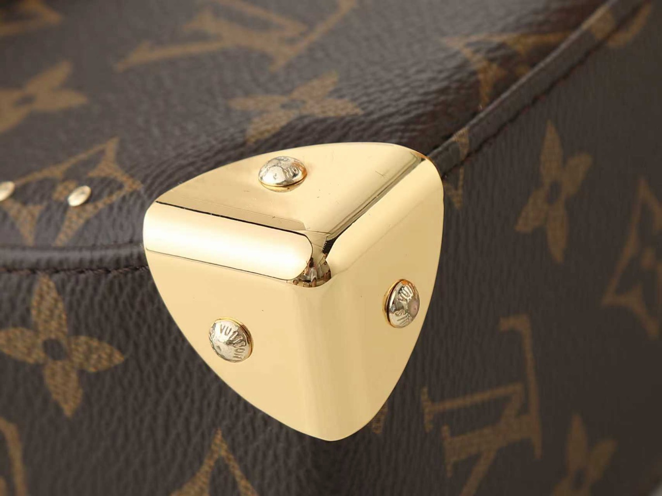 Trunkie 8 Trunkie. Authentic quality luxury bag crafted in genuine leather comes with authenticity card, dust bag and gift bag. Heritage, Reimagined for Today. A bold tribute to the House’s storied past, the Trunkie brings the spirit of vintage travel into a sleek, modern silhouette. Crafted in iconic Monogram canvas and adorned with 38 gold-toned rivets, it echoes the timeless charm of classic LV trunks. Metallic corners and the signature S-lock closure elevate its structured design, while the sliding chain offers versatile styling—from shoulder to crossbody with effortless ease. Inside, a thoughtfully sized interior with a zipped pocket keeps your essentials perfectly organized. Where history meets modern sophistication, the Trunkie is more than a bag—it’s a statement of enduring luxury.