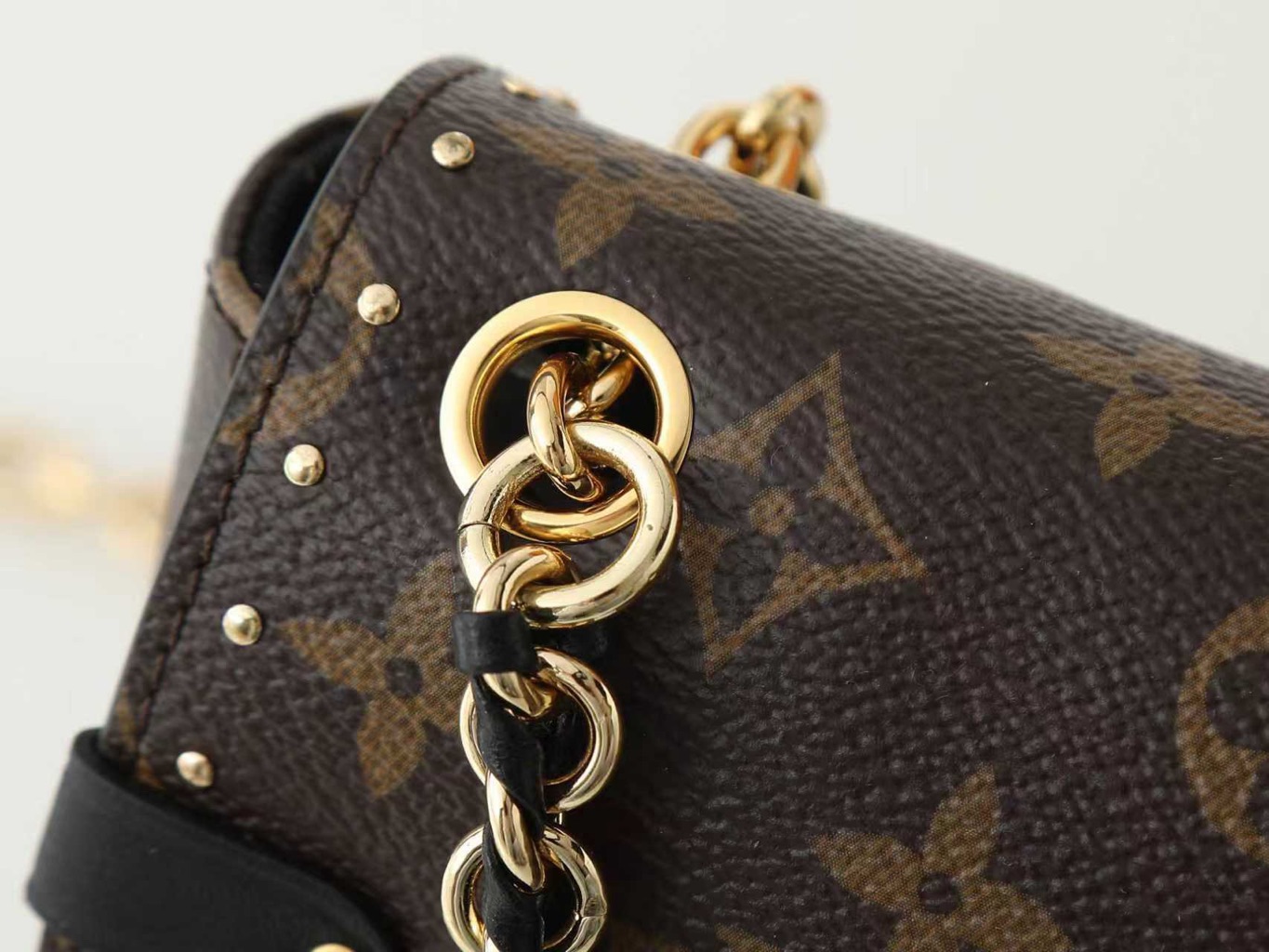 Trunkie 6 Trunkie. Authentic quality luxury bag crafted in genuine leather comes with authenticity card, dust bag and gift bag. Heritage, Reimagined for Today. A bold tribute to the House’s storied past, the Trunkie brings the spirit of vintage travel into a sleek, modern silhouette. Crafted in iconic Monogram canvas and adorned with 38 gold-toned rivets, it echoes the timeless charm of classic LV trunks. Metallic corners and the signature S-lock closure elevate its structured design, while the sliding chain offers versatile styling—from shoulder to crossbody with effortless ease. Inside, a thoughtfully sized interior with a zipped pocket keeps your essentials perfectly organized. Where history meets modern sophistication, the Trunkie is more than a bag—it’s a statement of enduring luxury.