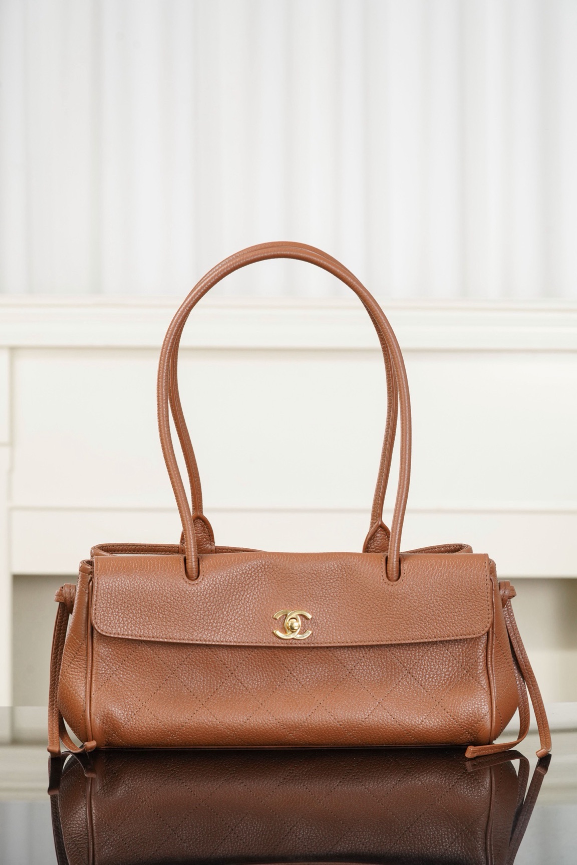 Small Urban Essential 11 Small Urban Essential. Authentic quality luxury bag crafted in genuine leather comes with authenticity card, dust bag and gift bag. Everyday Luxury, Effortlessly Refined. Small Urban Essentials Shopping Bag brings together timeless elegance and modern functionality. Crafted from luxurious grained calfskin leather with signature diamond quilting, this sophisticated shoulder bag offers a perfect balance of style and practicality. Designed with refined details, it features elegant rolled leather top handles, decorative side ties, and the iconic CC turn-lock front flap—a signature touch that instantly reflects *ANEL’s heritage. The open-top design reveals a thoughtfully organized interior with a partitioned natural canvas lining, leather base, and secure zippered compartment. Perfect for daily essentials, this versatile bag transitions effortlessly from city days to elegant outings. A timeless *ANEL essential designed for those who appreciate understated luxury with everyday ease.