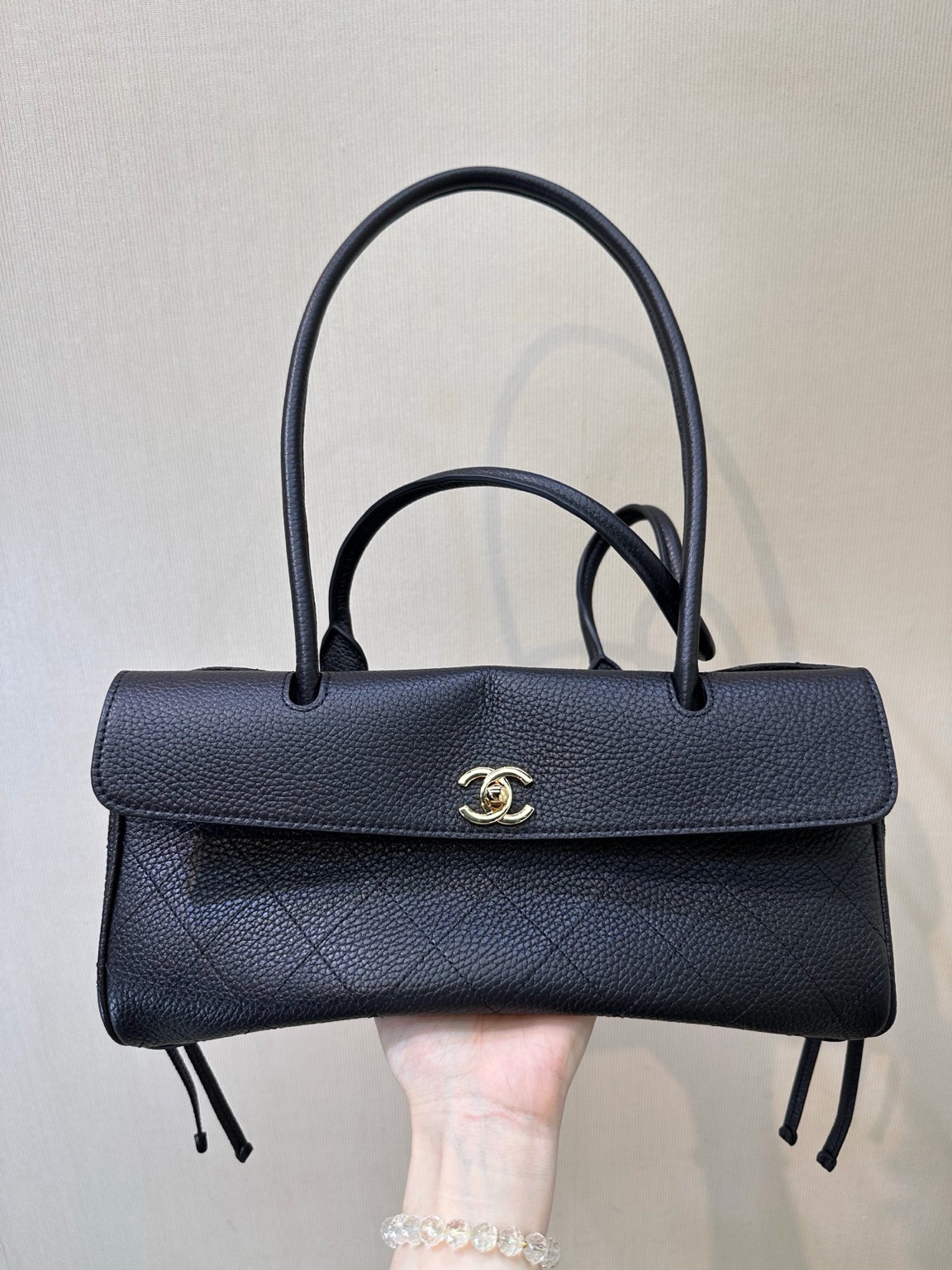 Small Urban Essential 10 Small Urban Essential. Authentic quality luxury bag crafted in genuine leather comes with authenticity card, dust bag and gift bag. Everyday Luxury, Effortlessly Refined. Small Urban Essentials Shopping Bag brings together timeless elegance and modern functionality. Crafted from luxurious grained calfskin leather with signature diamond quilting, this sophisticated shoulder bag offers a perfect balance of style and practicality. Designed with refined details, it features elegant rolled leather top handles, decorative side ties, and the iconic CC turn-lock front flap—a signature touch that instantly reflects *ANEL’s heritage. The open-top design reveals a thoughtfully organized interior with a partitioned natural canvas lining, leather base, and secure zippered compartment. Perfect for daily essentials, this versatile bag transitions effortlessly from city days to elegant outings. A timeless *ANEL essential designed for those who appreciate understated luxury with everyday ease.