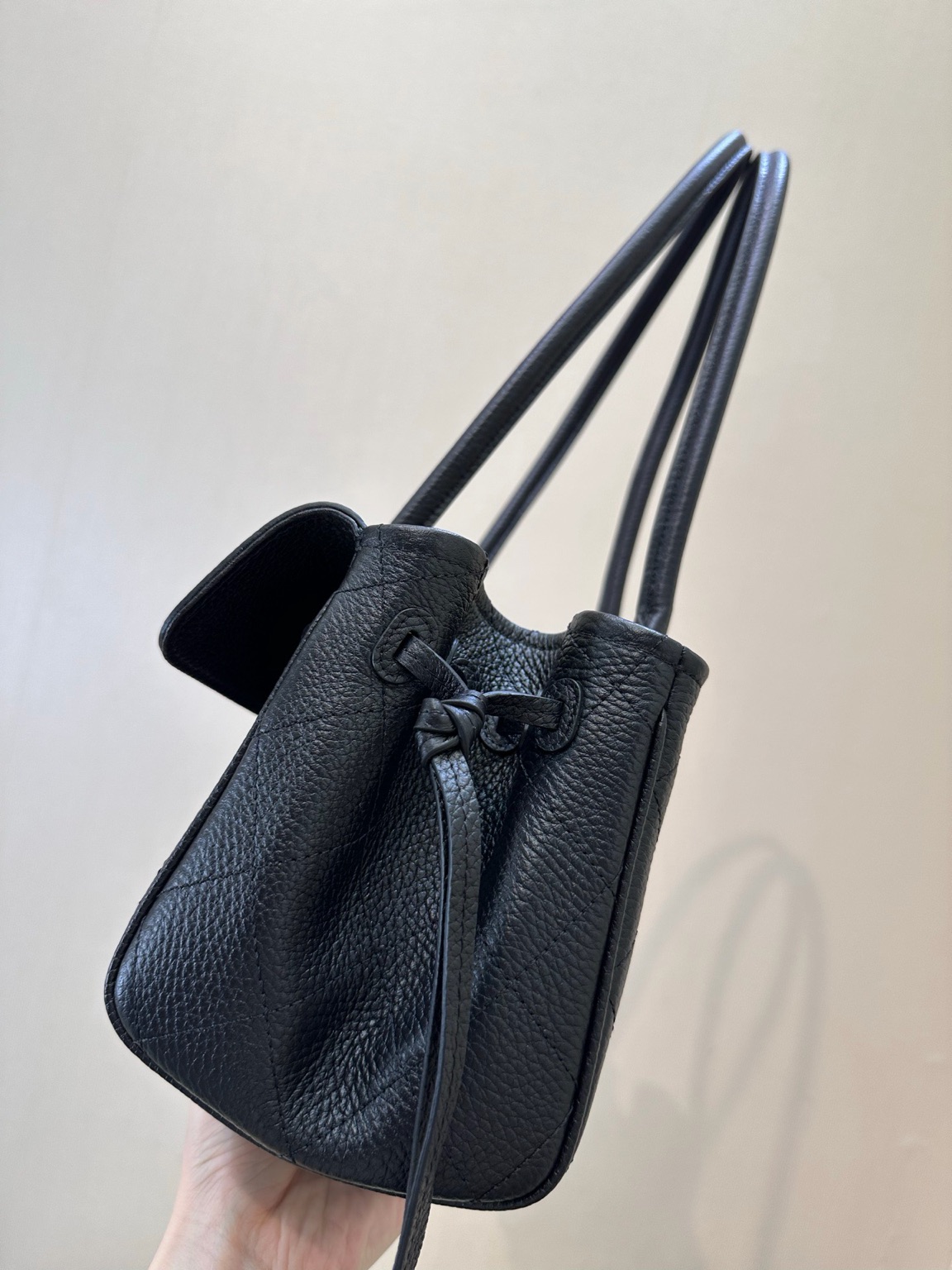 Small Urban Essential 7 Small Urban Essential. Authentic quality luxury bag crafted in genuine leather comes with authenticity card, dust bag and gift bag. Everyday Luxury, Effortlessly Refined. Small Urban Essentials Shopping Bag brings together timeless elegance and modern functionality. Crafted from luxurious grained calfskin leather with signature diamond quilting, this sophisticated shoulder bag offers a perfect balance of style and practicality. Designed with refined details, it features elegant rolled leather top handles, decorative side ties, and the iconic CC turn-lock front flap—a signature touch that instantly reflects *ANEL’s heritage. The open-top design reveals a thoughtfully organized interior with a partitioned natural canvas lining, leather base, and secure zippered compartment. Perfect for daily essentials, this versatile bag transitions effortlessly from city days to elegant outings. A timeless *ANEL essential designed for those who appreciate understated luxury with everyday ease.